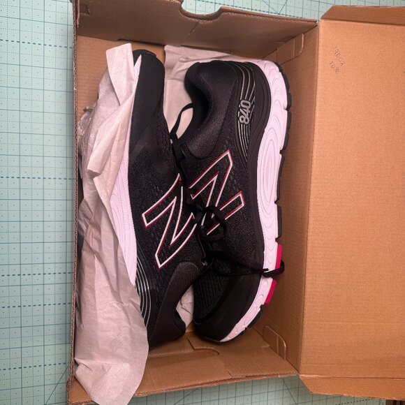 New Balance - M840BR5 Men's Running Shoe Black Red size 14US - wore twice - Picture 4 of 9